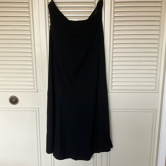 Black Tulip Skirt - nice shape! - Picture 1 of 4